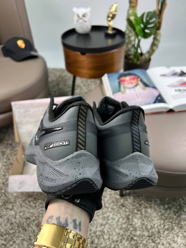 Nike Air Zoom Winflo 8 Shield Dark Grey Space - Зображення 2